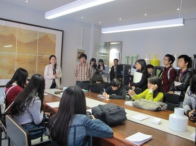 光影與人文的對話 學生記者走進曇華林，探秘舞臺藝術造型的幕后策劃